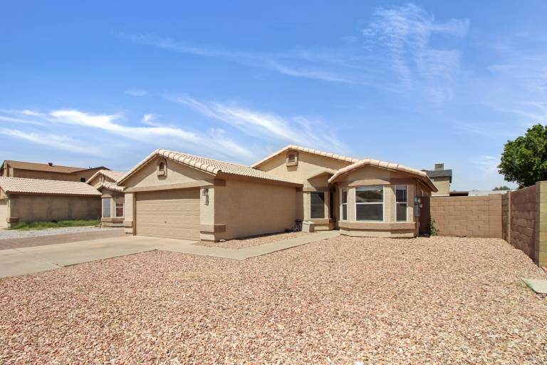 Fully equipped charming vacation home with patio & yard | Pets allowed in Tolleson, AZ