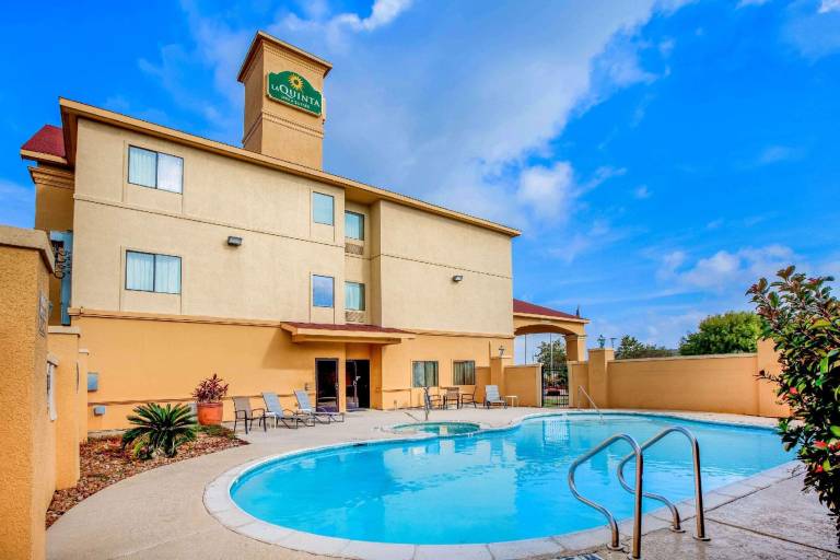 La Quinta Inn & Suites by Wyndham Pasadena — photo 3