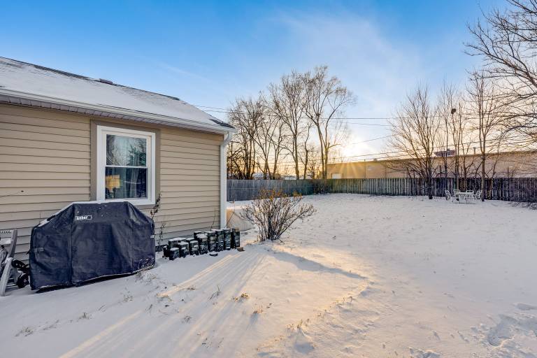 5 Mi to Dtwn Rockford: Pet-Friendly Home w/ Yard! — photo 4
