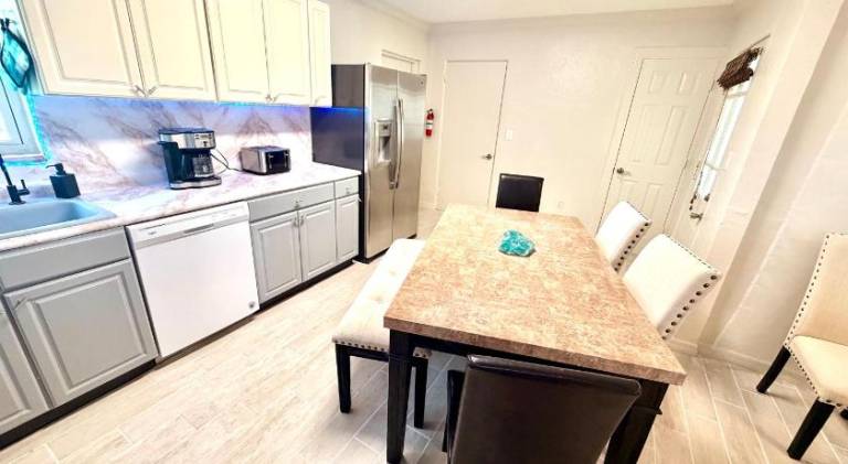 Escape near to Siesta Key with Hot Tub, BBQ, and Fire pit — photo 3
