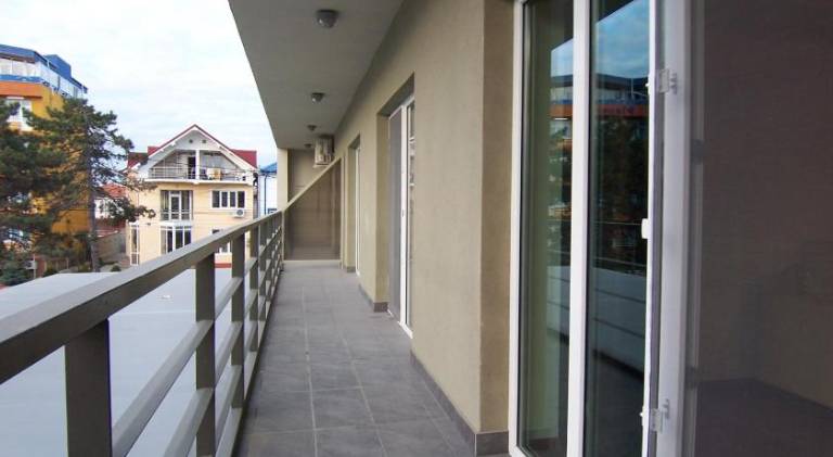 Apartment with barbeque, yard & patio — photo 4