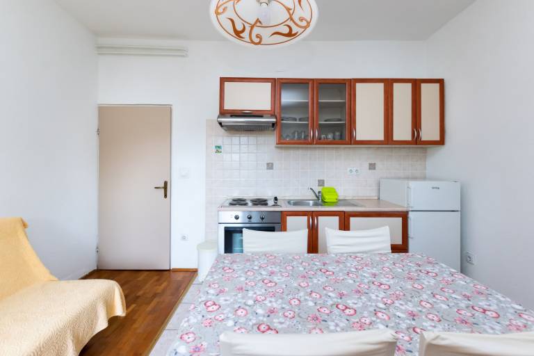 Apartment with terrace, barbecue & yard | Garden view — photo 4