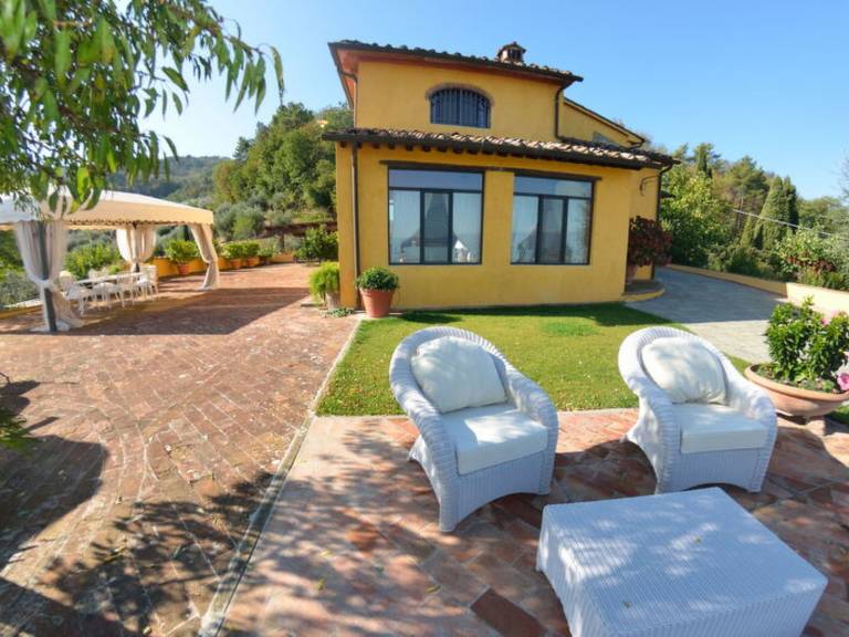 Vacation home with barbecue, patio & private pool — photo 2