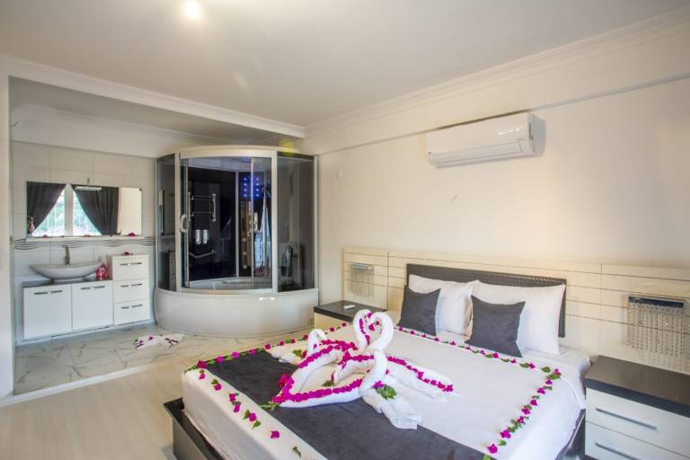 Fully equipped spacious villa with grill, garden & pool | Pets allowed — photo 2