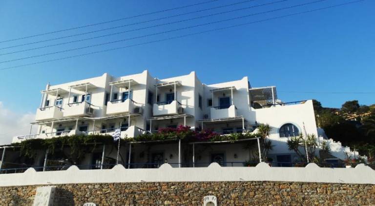 Serviced apartment with yard & patio in Naxos