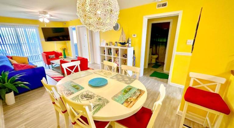 Stylish 2BR Condo Near Beach, Large Pool & Patio, Pet Friendly — photo 2