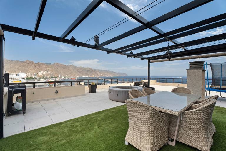 Vacation Home 'Piso De Lujo' with Sea View, Wi-Fi and Air Conditioning — photo 2
