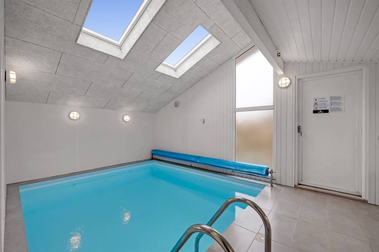 House with jacuzzi, sauna & private pool — photo 4