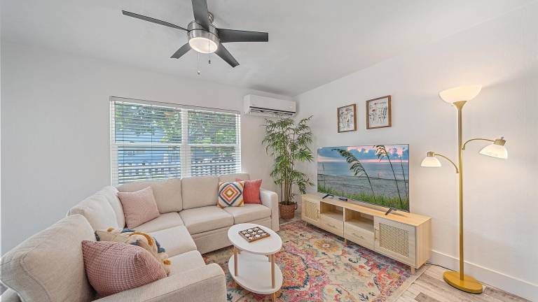Vacation home with yard — photo 2