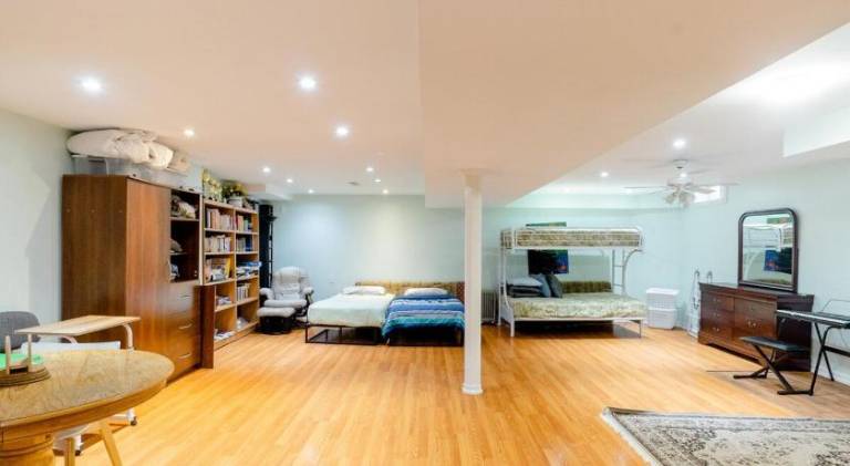 Large Guest suite with bathroom, vegetarian kitchen in Mississauga, ON