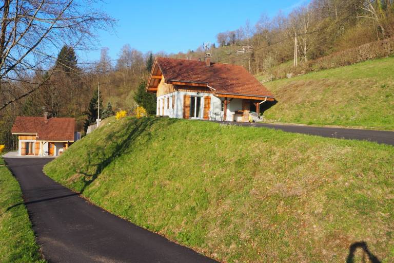 Chalet with garden & barbeque | River view — photo 3