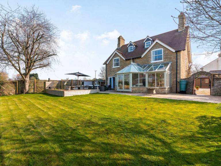 Cottage with garden, hot tub & barbeque in Bicester