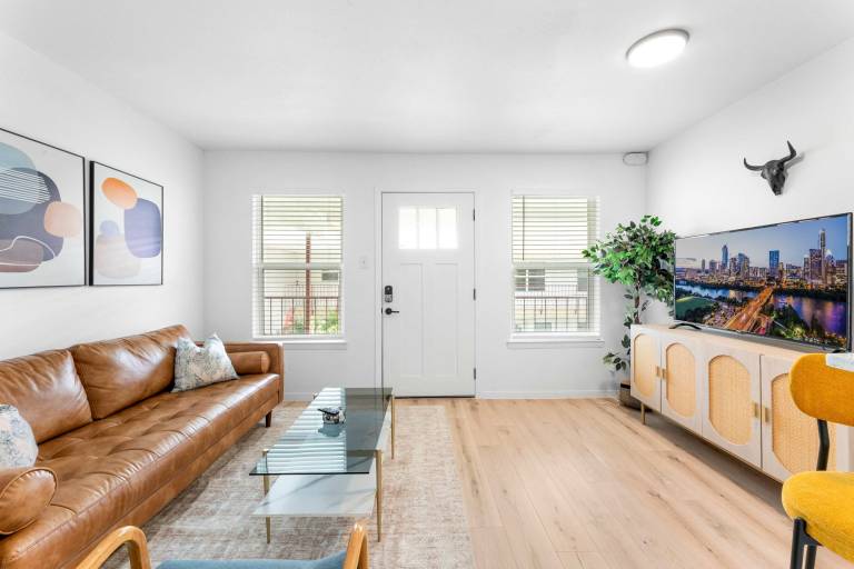 Chic West Downtown studio w washer&dryer