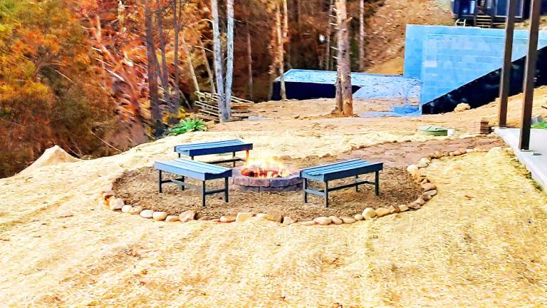 Mighty Chickadee Indoor Pool, Hot Tub, Pool Table, Firepit, A Views, Dogs OK — photo 4