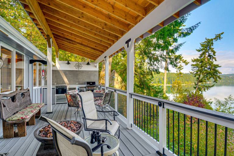 Outdoor Kitchen & Canal Views Cabin in Quilcene