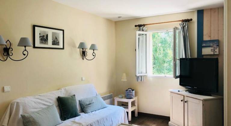 Apartment with terrace, private pool & garden — photo 2