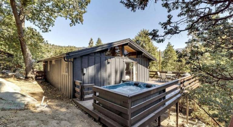 Vacation home with jacuzzi | Pets allowed — photo 5