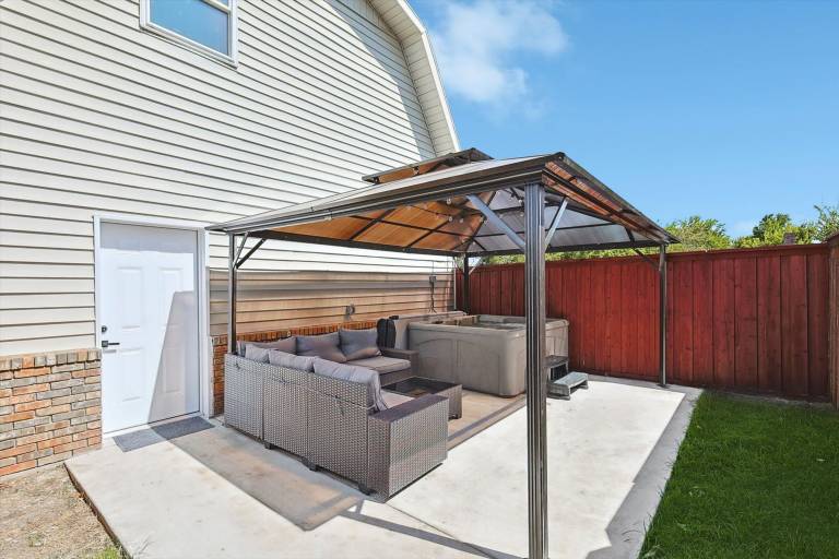 Gorgeous 4Br Home with Huge Yard Pool Hot Tub — photo 3
