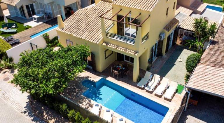 Fully equipped villa with private pool, barbeque & yard | Pet-friendly in Loulé