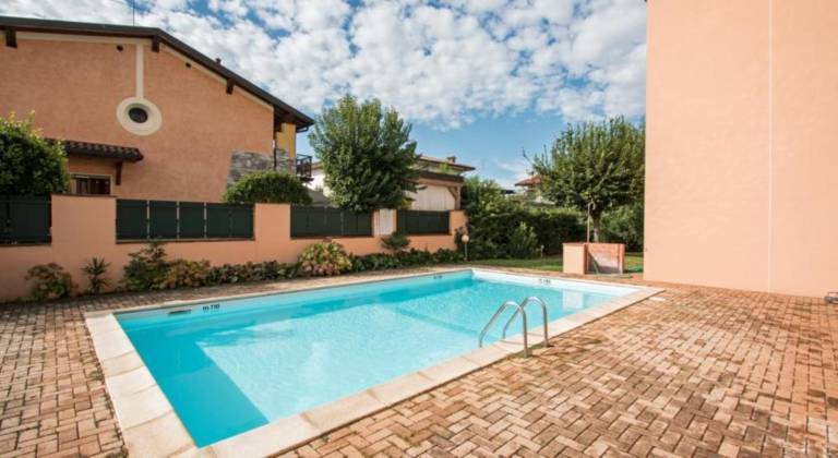 Rental apartment with pool in Pozzolengo