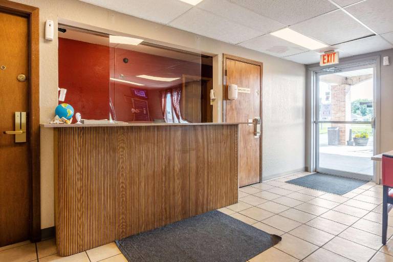 Econo Lodge Inn & Suites Escanaba North — photo 3