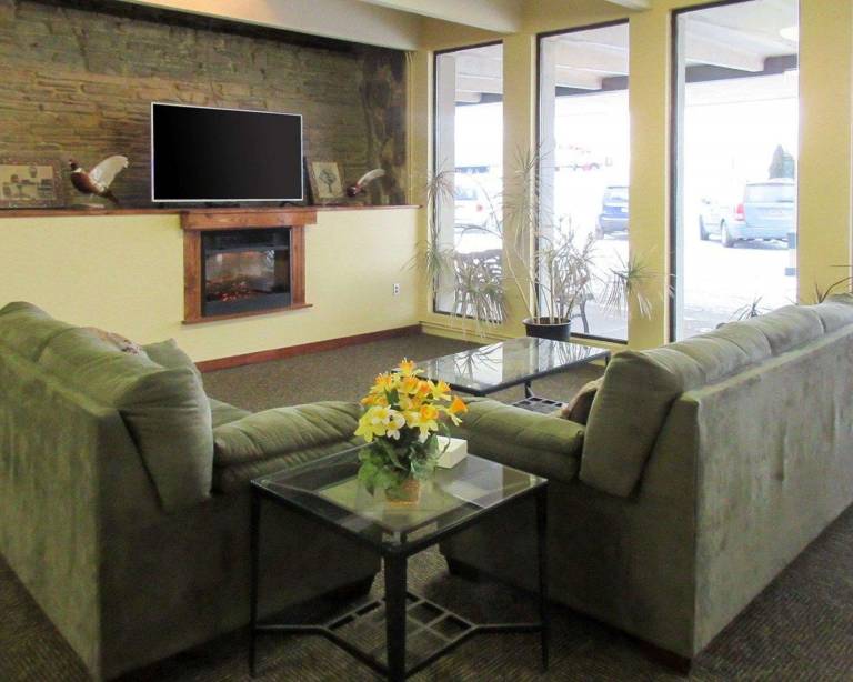 Econo Lodge Inn & Suites Brookings — photo 5