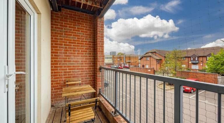 Elegant 2 Bedroom Apartment with Balcony - Near the High Street - Free Parking, Fast Wifi and Sky TV — photo 5