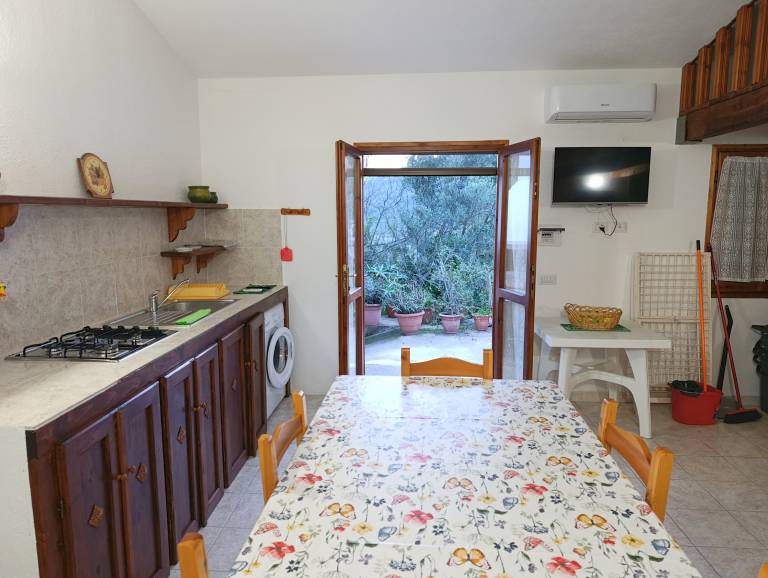 House with barbeque & yard | Garden view — photo 4