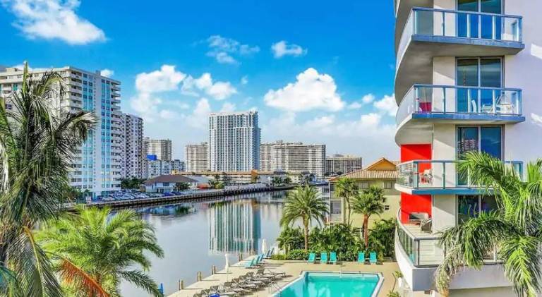 Apartment with pool in Aventura, FL