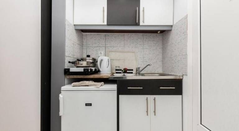 Serviced apartment with yard & patio — photo 4