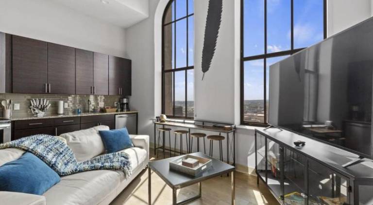 2BR Luxury Apartment Rooftop Pool & Gym — photo 2