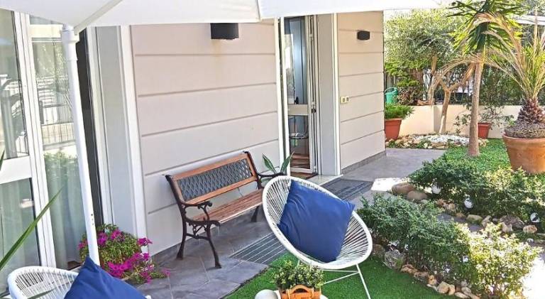 Serviced apartment with garden & patio — photo 5