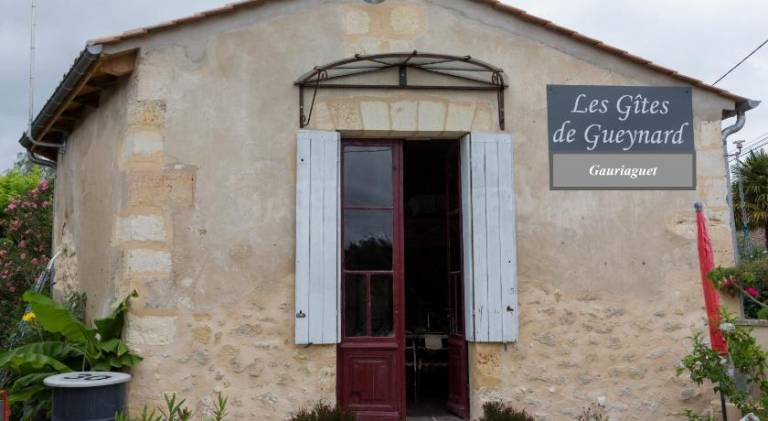 Vacation home with patio, yard & BBQ | Dogs allowed in Libourne