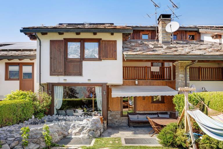 Vacation home with terrace, fast internet & hot tub | Garden view in Aosta