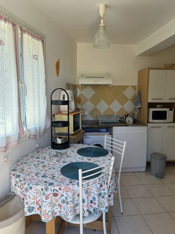 Rental apartment with patio, yard & BBQ | Sea view — photo 5