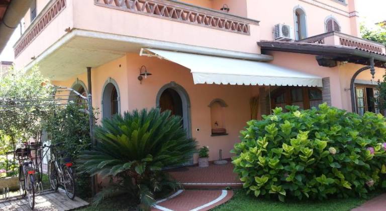 Attico in Villa Fresco vista Mare 2 matr 2 bagni 8 posti letto — photo 4