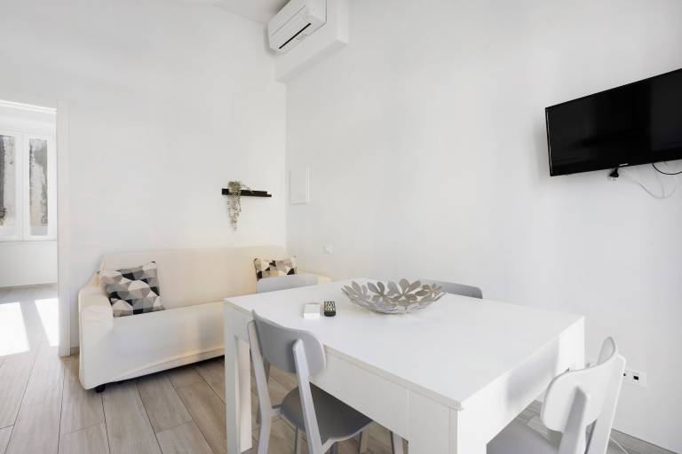 Holiday Apartment 'Da Vinci' with Balcony, Wi-Fi and Air Conditioning — photo 4