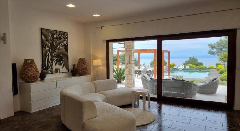 Villa with yard, private pool & terrace — photo 2