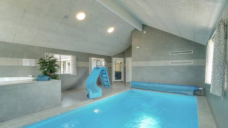 Vacation home with yard, jacuzzi & private pool — photo 5