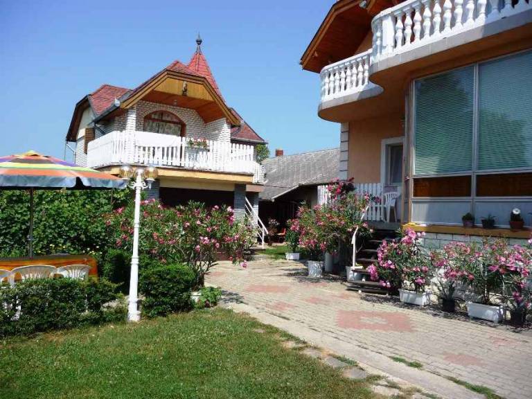 Holiday apartment with yard, pool & BBQ — photo 3