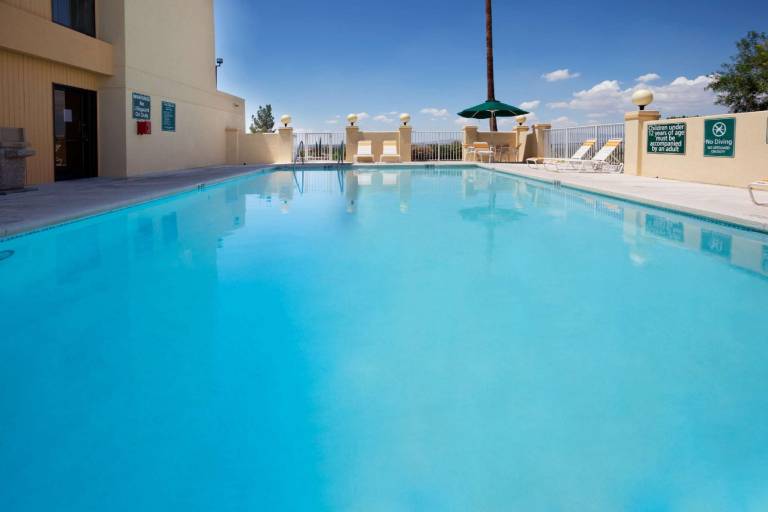 La Quinta Inn & Suites by Wyndham El Paso East — photo 3