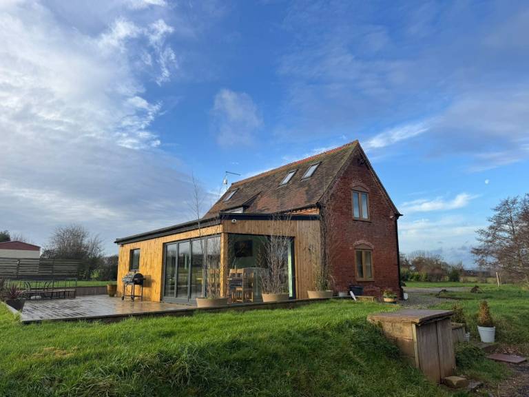 Big vacation home with terrace & yard | Dogs allowed in Warwick