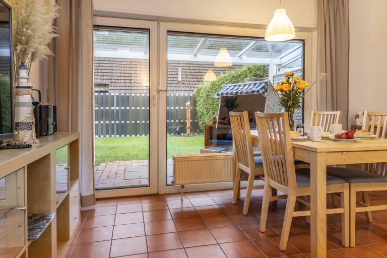 Traumhaft nordisch: Diese gepflegte Erdgeschosswohnung empfängt Sie mit einem gemütlichen Wohn-/Essbereich, separater Küche und direktem Zugang zu Terrasse und Garten. Eine echte Küstenperle – beliebt, begehrt und schnell vergriffen! in Wittmund
