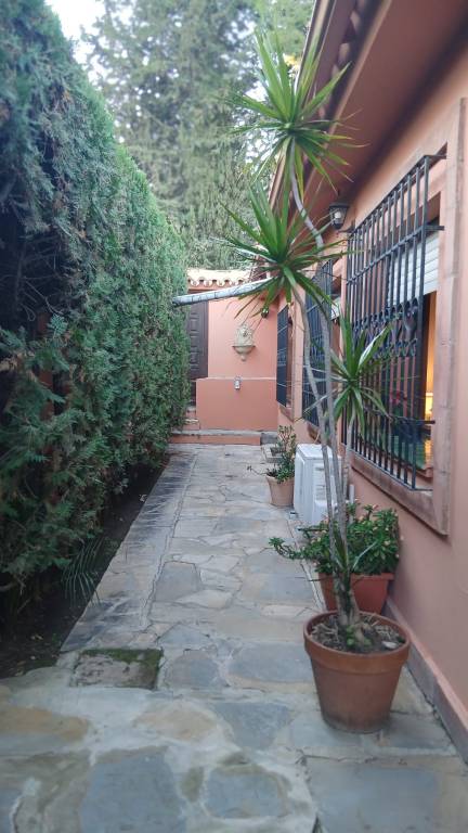 Ample villa with pool, patio & yard | Dogs allowed — photo 2