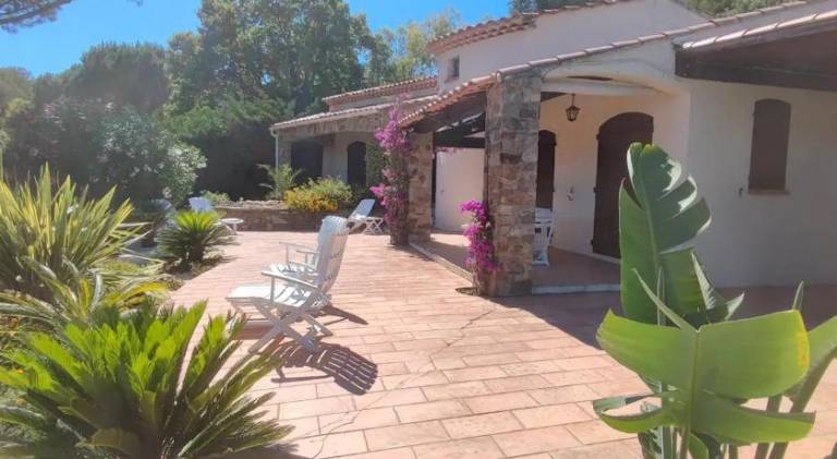 Villa with pool — photo 4
