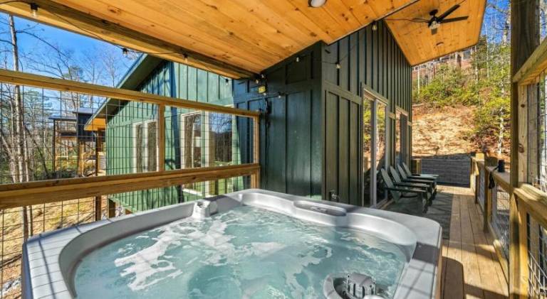 Vacation home with hot tub — photo 5