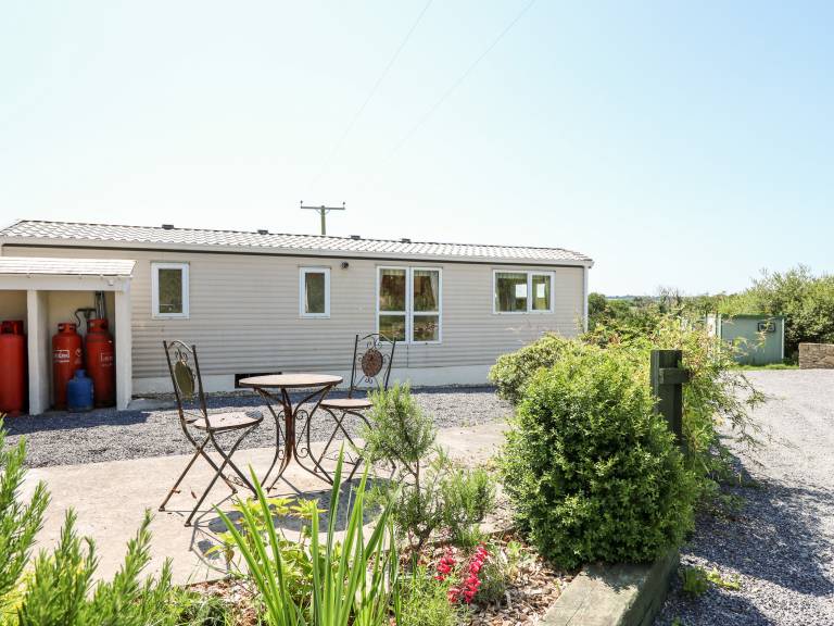 Child-friendly pleasant cottage with yard & jacuzzi | Pets are welcome — photo 2
