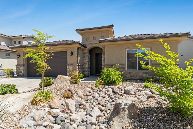 Vacation home with barbecue, jacuzzi & pool in Washington, UT