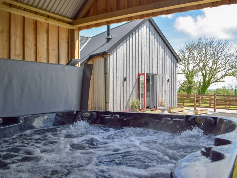 Cottage with yard & hot tub — photo 2