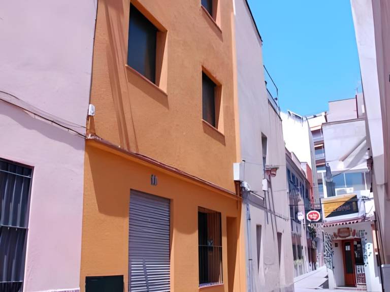 Apartments Sant Lluis CENTER, 2 min walk from the sea in Lloret de Mar